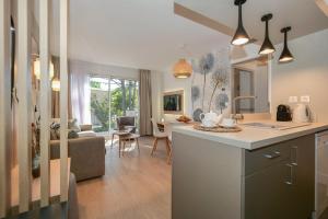 kuchnia i salon z umywalką i blatem w obiekcie Farniente Saint Tropez IV w Saint-Tropez