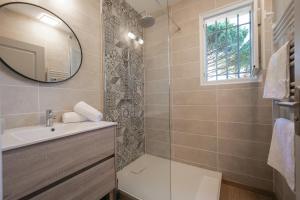 łazienka z umywalką i lustrem w obiekcie Farniente Saint Tropez IV w Saint-Tropez