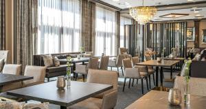 un restaurante con mesas, sillas y ventanas en Victor's Residenz-Hotel Gummersbach, en Gummersbach