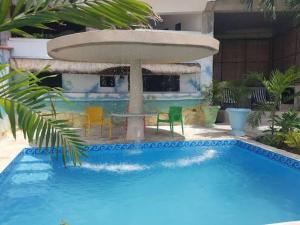 een zwembad met een fontein in een gebouw bij Seaview Hill (Family room with private Pool) 