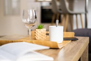 - une table en bois avec un verre de vin et une bougie dans l'établissement Nouveau - Le Luminosa - Centre ville, à Haguenau
