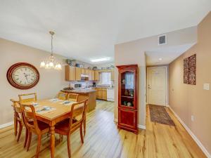 Кухня або міні-кухня у A Time to Gather Whispering Pines 614 +32 фото