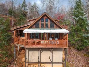 una vista aérea de una casa con terraza en Dew South, 2 Bedrooms, Sleeps 8, Views, Arcade, Hot Tub, Pet Friendly, en Gatlinburg