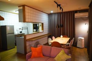 sala de estar con sofá y mesa en Living CUBE Beppu en Beppu