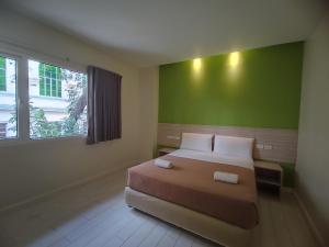 Postel nebo postele na pokoji v ubytování Westpoint Hotel