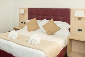 A bed or beds in a room at SuitInn19
