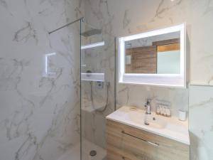 Fotografia z galérie ubytovania Appartement Neuf 6 Pers au Centre de Courchevel - WiFi & Parking - FR-1-563-132 v destinácii Courchevel + 6 fotografií