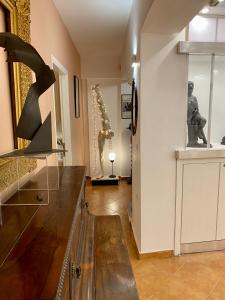 salon ze szklanym blatem i rzeźbami w obiekcie RITSA ART RESIDENCE w Chanii