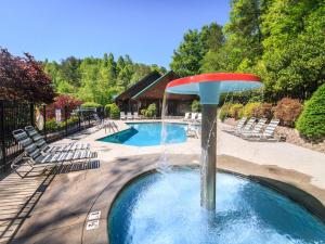 a frisbee fountain in the middle of a pool at Bear’s Corner, 3 Bedrooms, WiFi, Pool Table, Hot Tub, WiFi, Sleeps 10 in Gatlinburg