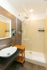 La salle de bains est pourvue d'un lavabo et d'une douche. dans l'établissement SuitInn19, à Rome