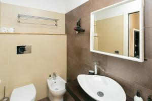 A bathroom at SuitInn19