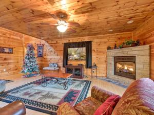 sala de estar con chimenea y árbol de Navidad en Apple Bear Lodge, 4 Bedrooms, Sleeps 18, Jacuzzis, Pool Table, Hot Tub, en Gatlinburg