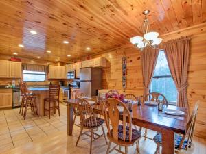 cocina y comedor con mesa y sillas en Apple Bear Lodge, 4 Bedrooms, Sleeps 18, Jacuzzis, Pool Table, Hot Tub, en Gatlinburg
