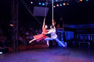 Dos personas están actuando en el escenario en una actuación en Siemreap Vasinh Residence, en Siem Reap