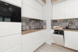 Kuchyňa alebo kuchynka v ubytovaní Deluxe Apartments Sucha Gdańsk by Noclegi Renters