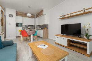 Televízia a/alebo spoločenská miestnosť v ubytovaní Deluxe Apartments Sucha Gdańsk by Noclegi Renters