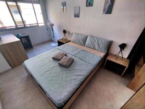 1 dormitorio con 1 cama con 2 almohadas en ROOMS in SHARED APARTMENT with HOST, en Alicante