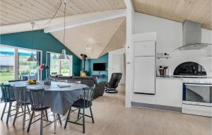cocina y sala de estar con mesa y sillas en Gorgeous Home In Give With Wifi, en Lindet