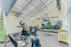 Fitness centrum a/nebo fitness zařízení v ubytování Whispering Pines 113