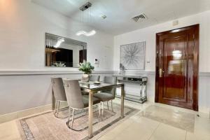 Een keuken of kitchenette bij Lux Burj views -Boulevard -Prime Location Downtown DUBAI