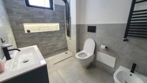 een badkamer met een toilet en een wastafel bij B&B Apulia Time in Bari