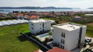 una vista aérea de un edificio blanco en una ciudad en Apartments Bulli en Trogir