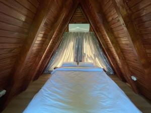 ArsinにあるHarmanlı Bungalovの窓付きの木造テントのベッド1台
