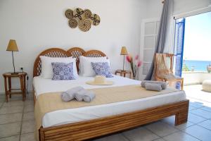 A bed or beds in a room at Aroura Homes 4BR Beachfront Villa