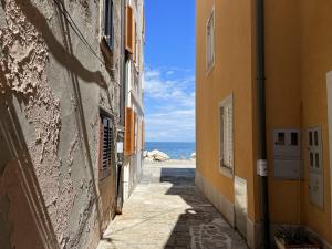 un vicolo vuoto con l'oceano sullo sfondo di Studio Mila a Piran