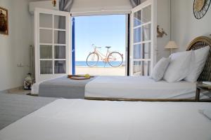 A bed or beds in a room at Aroura Homes 4BR Beachfront Villa