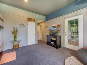 TV a/nebo společenská místnost v ubytování Birdsong