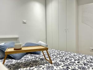 una camera da letto con un letto e un tavolo sopra di Studio Mila a Piran