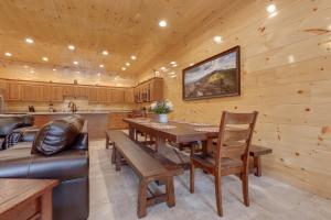 Kuchyň nebo kuchyňský kout v ubytování Smoky Mountain Splash