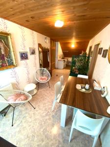 ein Wohnzimmer mit einem Holztisch und Stühlen in der Unterkunft Casa Erceg Amor vincit Omnia in Skradin