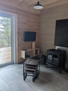 TV a/nebo společenská místnost v ubytování Cosy chalet in nature