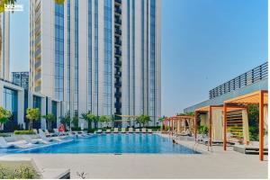Bazén v ubytování bnbmehomes - Tranquil 2-Bed Apt with Skyline Views Dubai Creek Harbour Retreat - 2605 nebo v jeho okolí