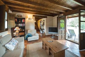 アリオンダスにあるLa Coqueta Del Sueveのソファとテーブルのあるリビングルーム