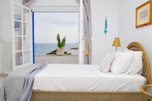A bed or beds in a room at Aroura Homes 4BR Beachfront Villa