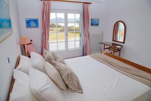 Llit o llits en una habitació de Aroura Homes 4BR Beachfront Villa