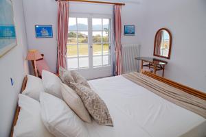 A bed or beds in a room at Aroura Homes 4BR Beachfront Villa