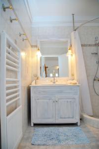 A bathroom at Aroura Homes 4BR Beachfront Villa
