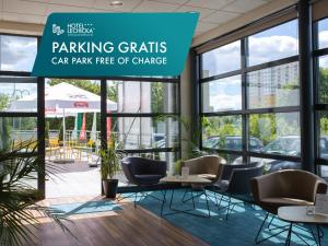 un atrio di un parcheggio di emergenza gratuito di Hotel Lechicka a Poznań