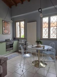 - une cuisine avec une table et des chaises dans la chambre dans l'établissement Pontida 27, à Bergame