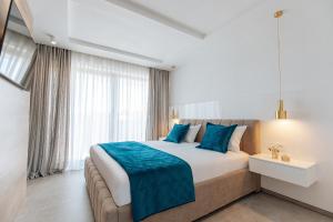 een slaapkamer met een groot bed met blauwe kussens bij Villa Andris-luxury villa near sandy beach - by TRAVELER tourist agency KRK in Ližnjan +38 foto's