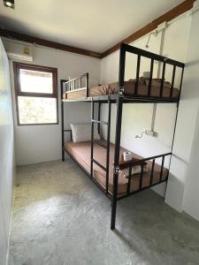 タオ島にあるPranee Bungalowの二段ベッド2台と窓が備わる客室です。