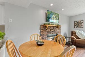 ein Esszimmer mit einem Holztisch und einem Kamin in der Unterkunft Deer Ridge Mountain Resort A201 in Gatlinburg