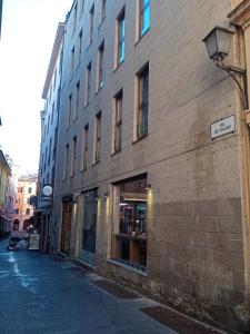 un edificio in mattoni su una strada con un negozio di Residenza le Torri a Bologna