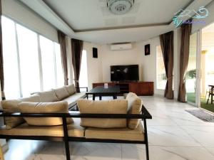 een woonkamer met een bank en een tafel bij TY Holiday Resort in Pattaya