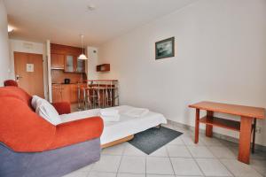 Bielik Apartament B12 SPA i Wellness z Balkonem blisko plaży في مينززدرويه: غرفة معيشة مع أريكة وطاولة