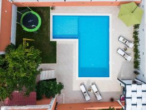 una vista aérea de una piscina en una casa en Apartment Dionis Domus, en Vela Luka